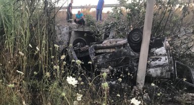 Takla atan araç direğe çarptı; camdan fırlayan sürücü öldü