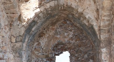 Tarihi kilisenin taşlarını söküp, bölgede mangal yapmışlar