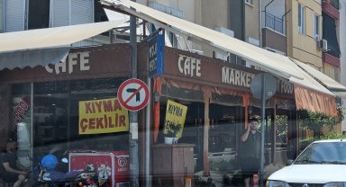 Tekel bayisinde 'kıyma çekilir' afişi