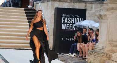 Ünlü mankenler, tarihi kapıda podyuma çıktı