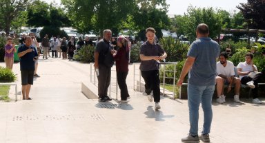 Velilerin alkışlı desteğiyle son saniyede salona girdi