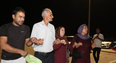 Yakınlarını karşılamak için gittikleri cezaevi önünde halay çektiler