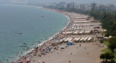 YKS sonrası Konyaaltı Sahili'nde yoğunluk