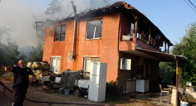 2 torununu alevlerin arasından kurtardı