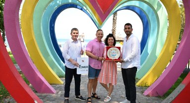 20 yıldır Kemer'e gelen Finli çifte teşekkür plaketi