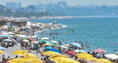 '53 derece' uyarısı yapılan Antalya'da hissedilen sıcaklık 46,6 derece oldu