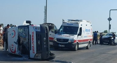 Ambulans kaza yaptı: 3 yaralı