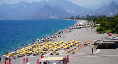 Antalya'da bunaltan sıcaklıkta sahiller doldu