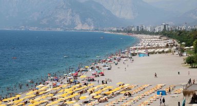 Antalya'da nem yüzde 80'e ulaştı, sahiller doldu