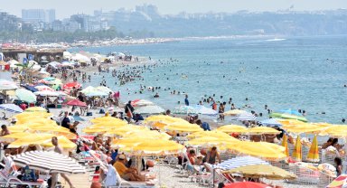 Antalya'nın havası da denizi de sıcak