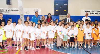 Antalyalı çocuklar zirveye koşuyor