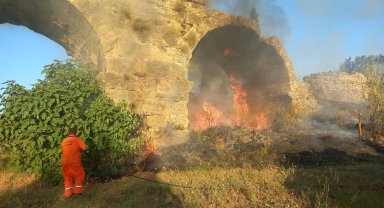 Aspendos'taki su kemerleri yakınındaki yangın söndürüldü