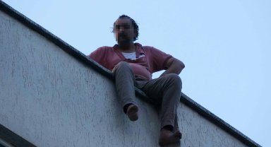 Çatıya çıktı, ekipleri harekete geçirdi