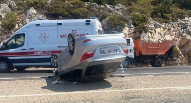 Çöp kamyonuna çarpan araç takla attı: 3 yaralı