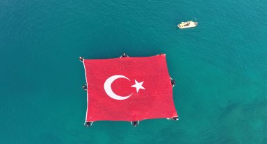 Denizde Türk bayraklı '15 Temmuz' farkındalığı