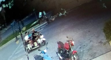 Devrilip sürüklenen motosiklet, turistlere çarptı