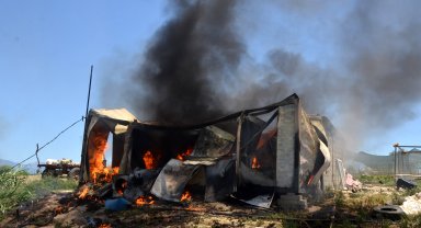 Evindeki yangını gözyaşlarıyla izledi