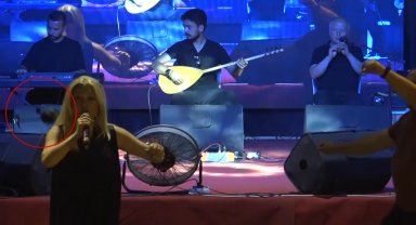Festivalde sahne alan sanatçının başına dron çarptı