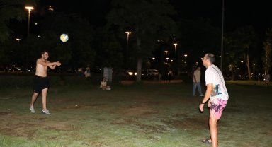 Gündüz dışarıya çıkamayanlar, akşam serinleyen havayla sahile akın etti