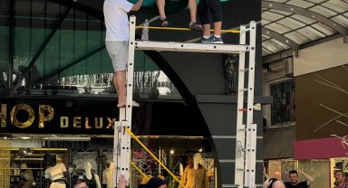 İkinci kattaki balkondan iş yerinin tentesine düştü