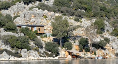 İngilizin kaçak villasının yıkımına 'borç' engeli