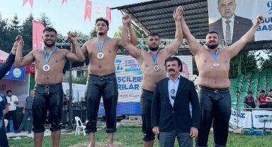 Kemer Belediyesi güreşçileri kürsüye çıktı