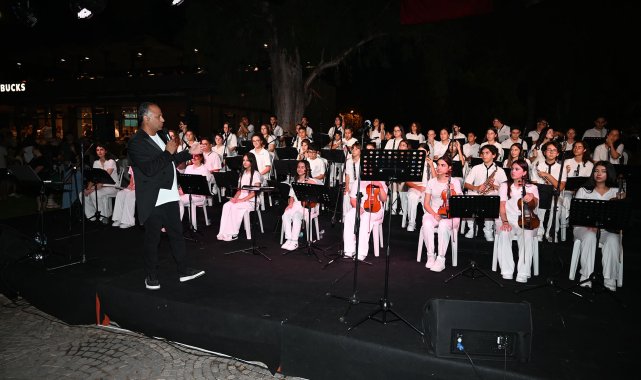 Kemer'de sokak hayvanları yararına konser