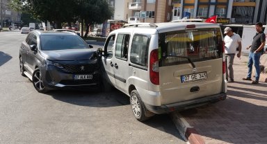 Kızını markete bıraktıktan 3 dakika sonra otomobiline çarptılar