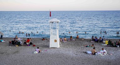 Konyaaltı Sahili'nde cankurtaran mesaisi sonrası tehlikeli saatler