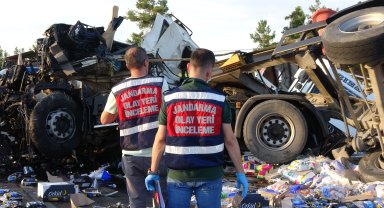 Lastiği patlayan TIR, karşı şeride geçip TIR ile çarpıştı: 1 ölü, 1 yaralı