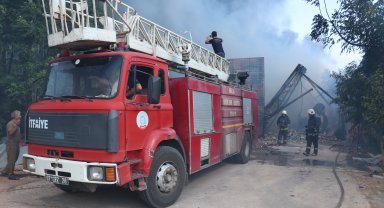 Mobilya fabrikası yangınında itfaiyeciler çöken duvarın altında kalmaktan son anda kurtuldu