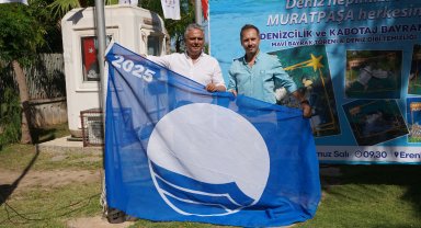 Muratpaşa'da mavi bayrak geleneği sürüyor