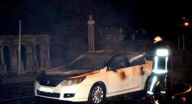 Otomobil seyir halinde yandı