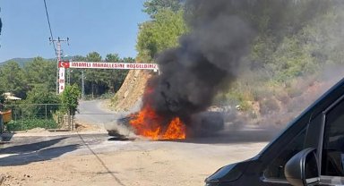 Seyir halindeyken yanan otomobil kullanılamaz hale geldi