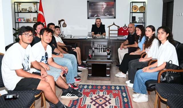 Sınavda derece yapan öğrencilerden protokole ziyaret