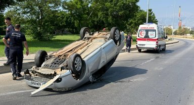 Takla atan otomobilden burunları kanamadan çıktılar