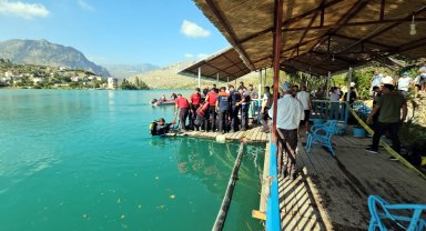 Tatile geldi, baraj gölüne düşen terliğini almak isterken boğuldu