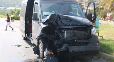 Tur minibüsüyle hafif ticari araç çarpıştı: 2 yaralı