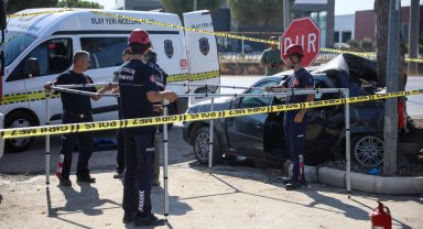 Ağaca çarpan otomobilde sıkışan sürücü yaşamını yitirdi