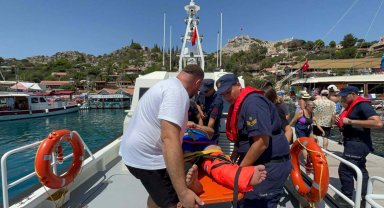 Antalya- Ayağını kıran adam, Sahil Güvenlik botuyla tahliye edildi Video eklendi