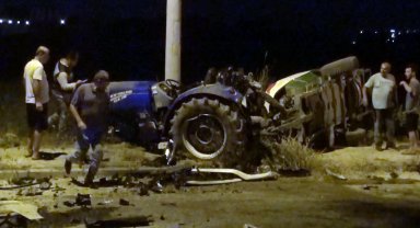 Antalya- Traktör ile otomobil çarpıştı: 2 yaralı Video eklendi