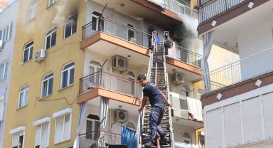 Antalya'da dairede çıkan yangını itfaiye söndürdü