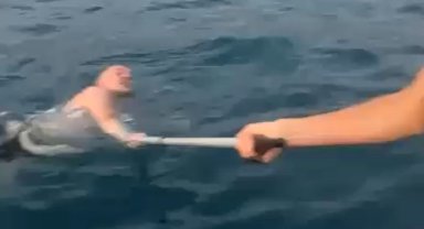 Boğulma tehlikesi geçiren Ukraynalıyı tekneciler kurtardı