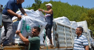 Büyükşehir Alanyalı çiftçilere 10 ton kaolin kili dağıttı