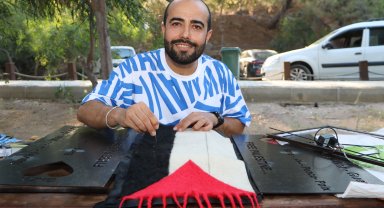 Çalıştayda keçeden Filistin bayrağı yaptı