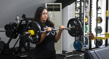 Depremzede Zehra, bilek gücüyle hayata yeniden tutundu