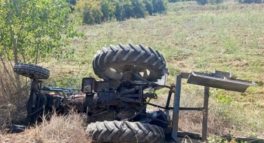 Devrilen traktörünün altında kalıp, hayatını kaybetti