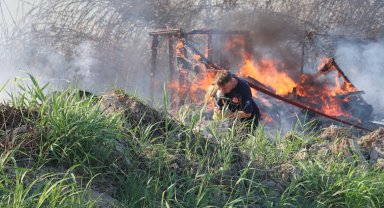 Elektrik tellerinden sıçrayan kıvılcım yangına yol açtı
