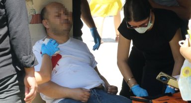 Eşiyle tartışıp, kendisini omzundan vurdu