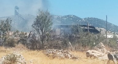 Ev yangını ormana sıçramadan söndürüldü
